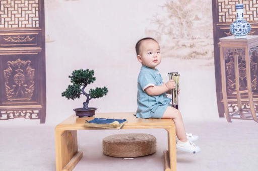 京山宝宝眼睛肿是什么原因